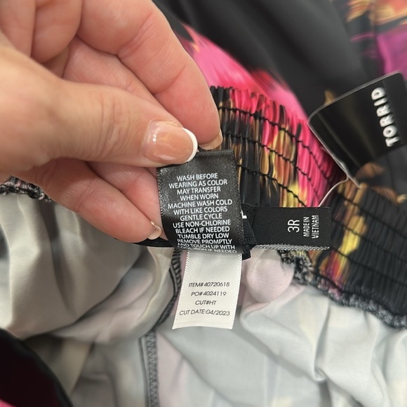 Torrid Wide Leg Streaky Satin high-rise pant black floral size 3 R. NWT. - Picture 8 of 8